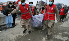 Des membres du Croissant Rouge transportent les corps de victimes après des frappes aériennes pakistanaises sur un hôpital pour toxicomanes, le 17 mars 2026 à Kaboul, en Afghanistan ( AFP / Wakil Kohsar )