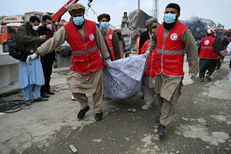 Des membres du Croissant Rouge transportent les corps de victimes après des frappes aériennes pakistanaises sur un hôpital pour toxicomanes, le 17 mars 2026 à Kaboul, en Afghanistan ( AFP / Wakil Kohsar )