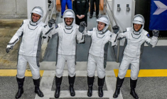 Les membres de l'équipage SpaceX Crew-12 de la NASA sortent du bâtiment des opérations et des vérifications du Centre spatial Kennedy avant d'être transportés vers le complexe de lancement 40 à Cap Canaveral