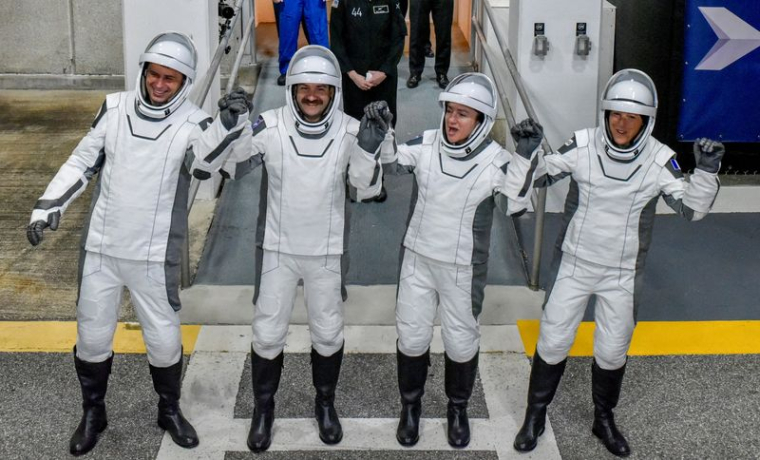 Les membres de l'équipage SpaceX Crew-12 de la NASA sortent du bâtiment des opérations et des vérifications du Centre spatial Kennedy avant d'être transportés vers le complexe de lancement 40 à Cap Canaveral