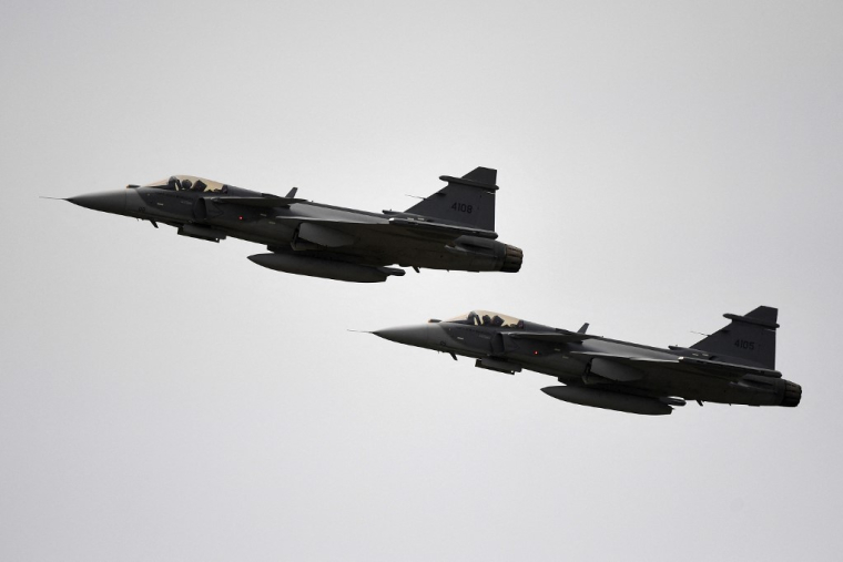 Des avions JAS 39 Gripen, de Saab, en juillet 2025, dans le ciel colombien (illustration) ( AFP / JAIME SALDARRIAGA )