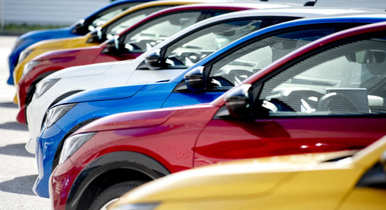 La fusion entre Peugeot et Fiat ne devrait pas être effective avant un an. (© J. Klamar / AFP)