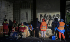 Des employés municipaux devant un immeuble résidentiel endommagé par des frappes massives de drones et de missiles russes à Kiev, le 10 octobre 2025 ( AFP / Genya SAVILOV )