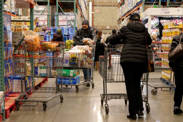 Les clients d'un magasin Costco à New York