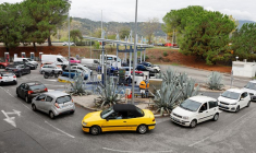 Photo d'archives de voitures dans une file d'attente dans une station-service à Nice