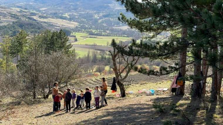 Comme chaque vendredi matin, les quatorze enfants de la classe unique de maternelle-CP de l'école publique de Séderon (Drôme) ont classe dehors, le 13 mars 2026 ( AFP / Guillaume BONNET )