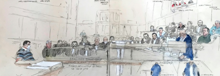 Cette combinaison de deux croquis judiciaires réalisés le 28 avril 2025 montre (croquis de gauche) les accusés Marc-Alexandre Boyer (g) et Marc Boyer (2e g) et (croquis de droite) les accusés Aomar Ait Khedache (au centre, devant), François Delaporte (à droite, en haut), Florus Heroui (2e à droite, en haut) et Christiane Glotin (4e à droite, en haut) à la cour d'assises de Paris ( AFP / Benoit PEYRUCQ )