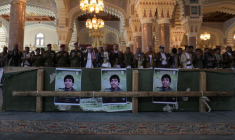 Des personnes en deuil prient devant les cercueils de combattants houthis tués lors de récentes frappes américaines sur des cibles du mouvement houthi