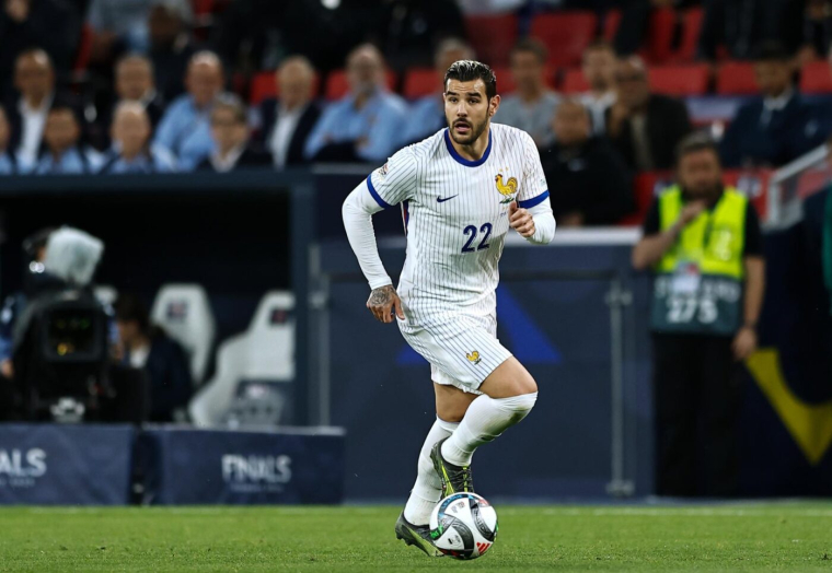 Theo Hernandez met-il en jeu sa carrière avec les Bleus ?