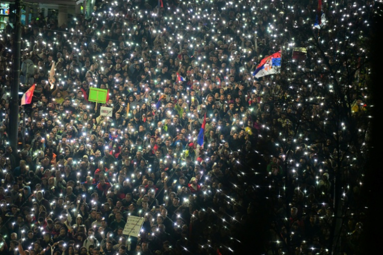 Vue aérienne de manifestants rassemblés en mémoire des victimes de la tragédie en novembre de la gare de Novi Sad, le 15 mars 2025 à Belgrade, en Serbie ( AFP / Andrej ISAKOVIC )