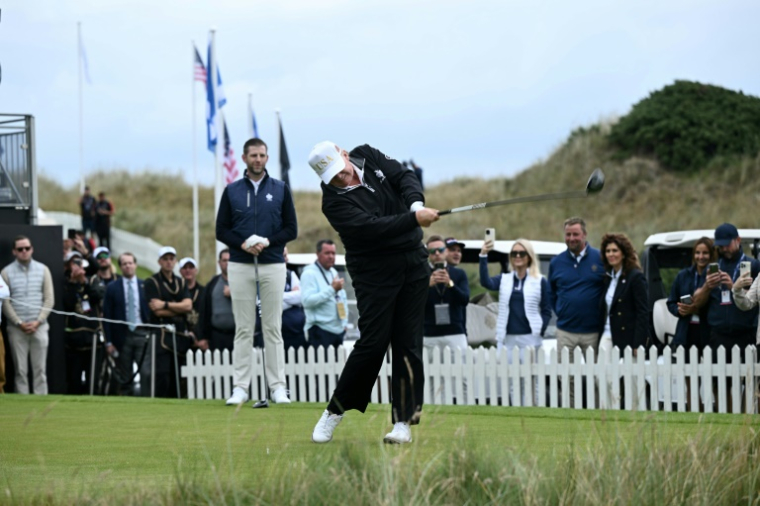 Le président américain Donald Trump, sous le regard de son fils Eric Trump, inaugure officiellement le parcours "Trump International Golf Links" à Balmedie, dans le nord-est de l'Écosse, le 29 juillet 2025. ( AFP / Brendan SMIALOWSKI )