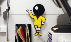 Le logo BIC est visible à la réception de l'usine de stylos à bille BIC à Montevrain