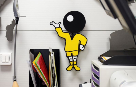 Le logo BIC est visible à la réception de l'usine de stylos à bille BIC à Montevrain