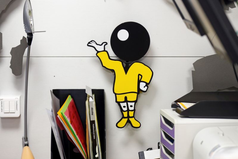 Le logo BIC est visible à la réception de l'usine de stylos à bille BIC à Montevrain