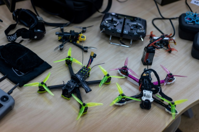 Différents types de drones photographiés dans une classe de l'école militaire polonaise où un programme de formation a été mis en place pour apprendre à les utiliser, à Legnica le 8 octobre 2025 ( AFP / Wojtek RADWANSKI )