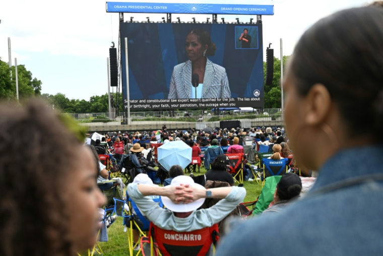 Des personnes assistant à la cérémonie d'ouverture du musée présidentiel Barack Obama à Chicago, le 18 juin 2026 ( AFP / Alex WROBLEWSKI )