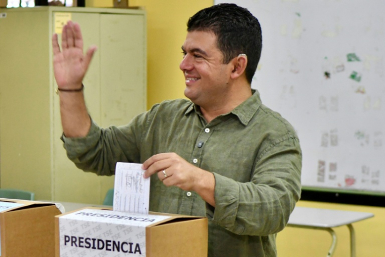 Le candidat à la présidence du Parti de la Libération du Costa Rica, Álvaro Ramos, dépose son bulletin lors de l’élection présidentielle à San Antonio de Escazú, dans la province de San José, le 1er février 2026 ( AFP / EZEQUIEL BECERRA )