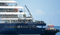 Le bateau de croisière MV Hondius, touché par l'hantavirus, reçoit des provisions dans le port de Granadilla de Abona, sur l'île de Tenerife, dans l'archipel espagnol des Canaries, le 11 mai 2026 ( AFP / JORGE GUERRERO )