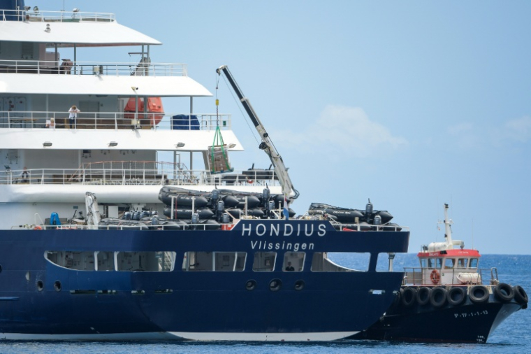 Le bateau de croisière MV Hondius, touché par l'hantavirus, reçoit des provisions dans le port de Granadilla de Abona, sur l'île de Tenerife, dans l'archipel espagnol des Canaries, le 11 mai 2026 ( AFP / JORGE GUERRERO )