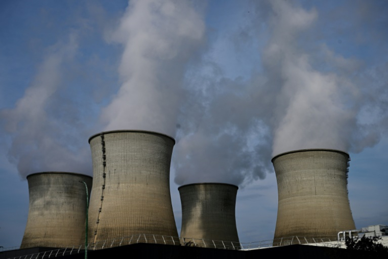 Les tours de refroidissement de la centrale nucléaire du Bugey, dans la commune de Saint-Vulbas, dans l'est de la France, le 24 juillet 2023 ( AFP / Emmanuel DUNAND )