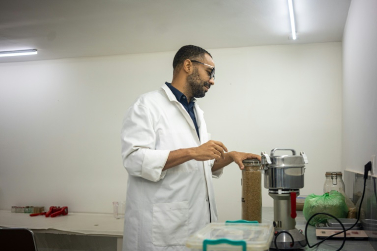 Le docteur microbiologiste Yoan Mboussou, fabrique des gélules d'iboga dans un laboratoire à Akanda, le 13 février 2025 au Gabon ( AFP / Nao Mukadi )