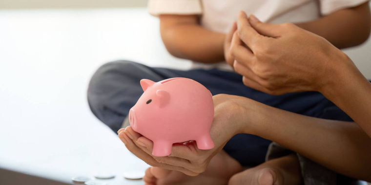 Peut-on utiliser l'épargne de ses enfants mineurs pour ses propres dépenses ? / iStock.com - Natee Meepian