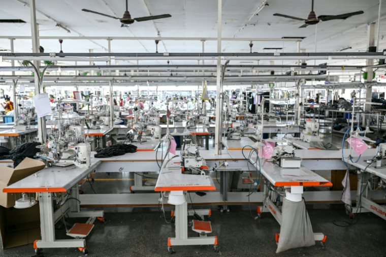 Une unité partiellement fermée dans une usine de confection à Tiruppur, dans l'État du Tamil Nadu, dans le sud de l'Inde, le 24 septembre 2025 ( AFP / R. Satish BABU )