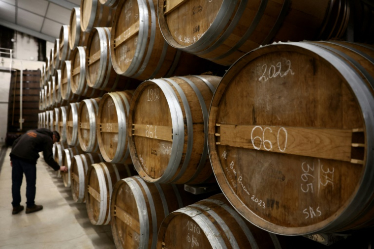 Des fûts de cognac dans la cave d'un producteur à Jarnac-Champagne, le 20 mars 2025 ( AFP / ROMAIN PERROCHEAU )