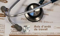 Le décret limitant la durée des arrêts de travail à un mois pour une première prescription et à deux mois pour une prolongation a été publié samedi au Journal officiel ( AFP / Fred TANNEAU )