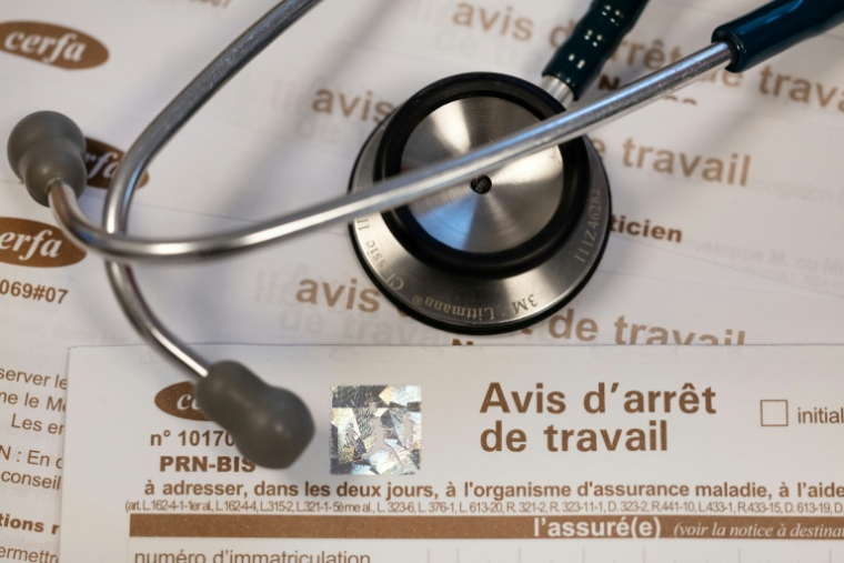 Le décret limitant la durée des arrêts de travail à un mois pour une première prescription et à deux mois pour une prolongation a été publié samedi au Journal officiel ( AFP / Fred TANNEAU )