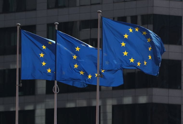 Les drapeaux de l'Union européenne flottent devant le siège de la Commission européenne à Bruxelles