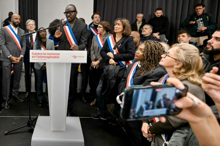 Le maire LFI de La Courneuve, en Seine-Saint-Denis, Aly Diouara s'exprime lors d'une cérémonie en hommage aux victimes de Trappes, le 26 octobre 2026 ( AFP / LOU BENOIST )