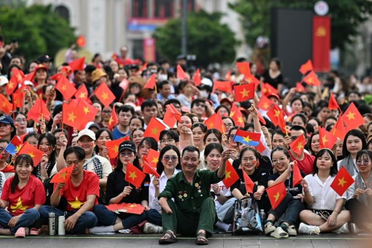 Des spectateus assistent à une parade militaire marquant les 50 ans de la chute de Saïgon, le 30 avril 2025 à Ho Chi Minh-ville, au Vietnam ( AFP / MANAN VATSYAYANA )