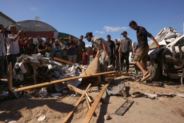Des Palestiniens inspectent les dégâts après une frappe israélienne sur une tente abritant des déplacés, à Deir el-Balah, dans le centre de la bande de Gaza, le 1er octobre 2025 ( AFP / BASHAR TALEB )