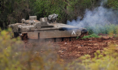 Un véhicule militaire blindé israélien opère à l'intérieur d'Israël, près de la frontière israélo-libanaise.
