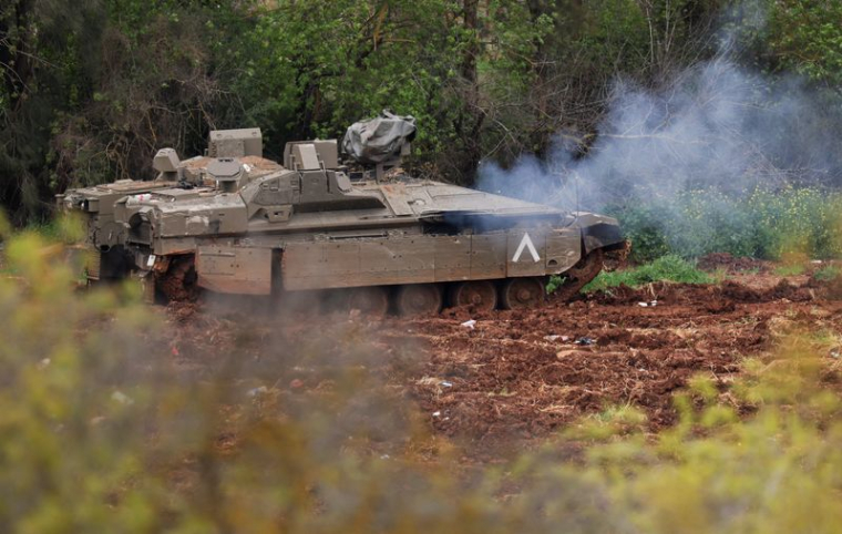 Un véhicule militaire blindé israélien opère à l'intérieur d'Israël, près de la frontière israélo-libanaise.