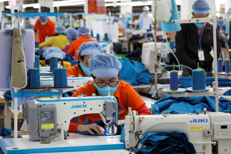 Fabrication de vêtements destinés à l'exportation dans une usine de la province de Hung Yen