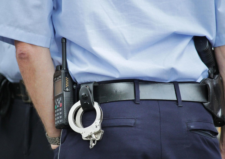 Les victimes ont remis leurs bijoux à de faux policiers habillés de bleu, pensant qu’ils étaient de véritables agents. Illustration. (Cocoparisienne / Pixabay)
