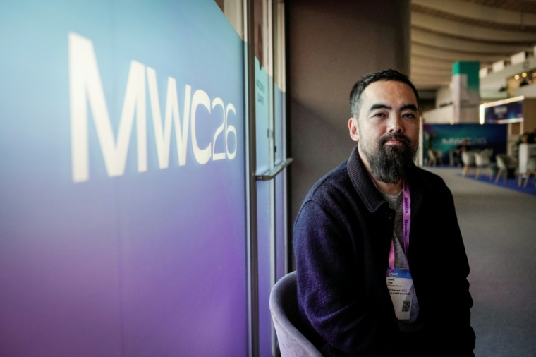 Le directeur général de l'entreprise Light Phone, Kaiwei Tang, au Salon du mobile à Barcelone le 3 mars 2026, en Espagne ( AFP / Manaure Quintero )