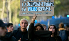 Des étudiants manifestent à Paris, le 5 octobre 2026 ( AFP / LOU BENOIST )