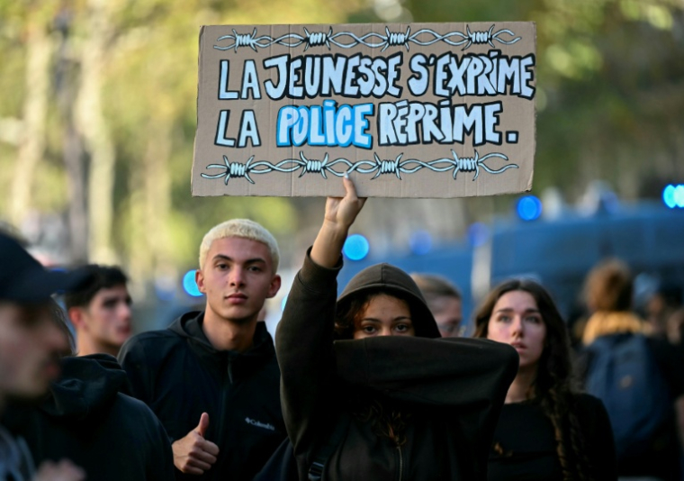 Des étudiants manifestent à Paris, le 5 octobre 2026 ( AFP / LOU BENOIST )