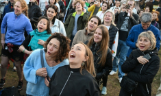Des habitants se rassemblent pour chanter dans le parc Gorki à Moscou, le 5 septembre 2026  ( AFP / Igor IVANKO )