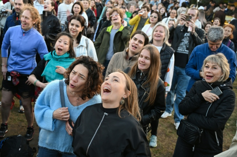 Des habitants se rassemblent pour chanter dans le parc Gorki à Moscou, le 5 septembre 2026  ( AFP / Igor IVANKO )