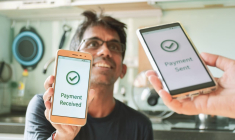 (Crédits photo : Adobe Stock - Homme satisfait de recevoir un paiement par virement instantané)