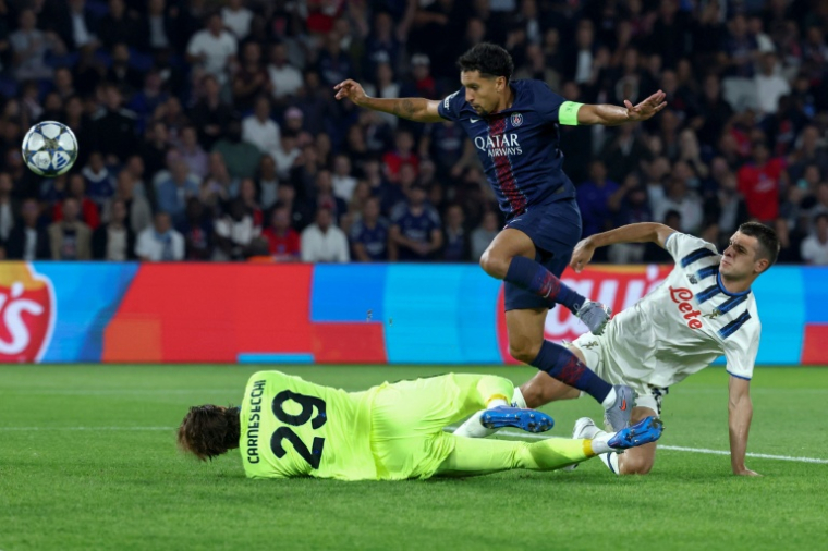 Le défenseur parisien Marquinhos (au centre) en train de marquer contre l'Atalanta Bergame, en Ligue des champions au Parc des Princes le 17 septembre 2025  ( AFP / FRANCK FIFE )