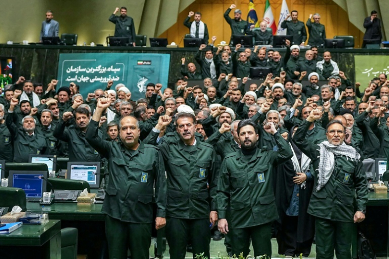 Photo fournie par l'agence de presse parlementaire iranienne Icana montrant les députés iraniens vêtus de l'uniforme des Gardiens de la Révolution, le 1er février 2026 à Téhéran ( ICANA NEWS AGENCY / - )