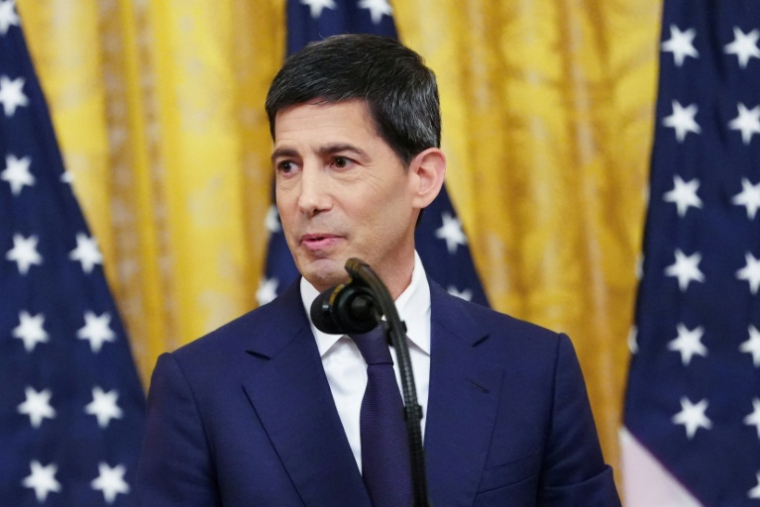 Le nouveau président de la Réserve fédérale (Fed), Kevin Warsh (g), lors d'une cérémonie d'investiture à la Maison Blanche, le 22 mai 2026 à Washington ( AFP / Aaron Schwartz )