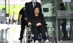 La cheffe de l'Eglise de l'Unification, Han Hak-ja, arrive au tribunal à Séoul le 22 septembre 2025 ( AFP / Jung Yeon-je )