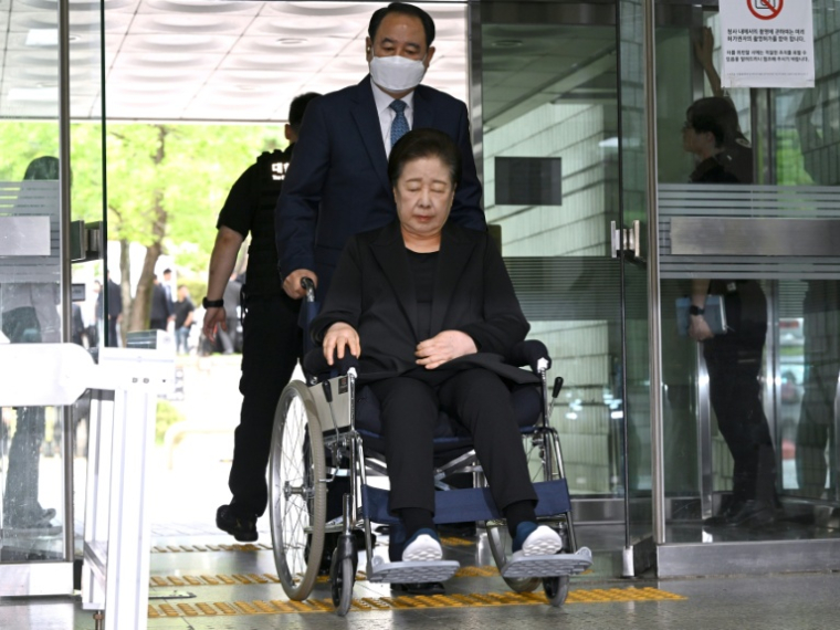 La cheffe de l'Eglise de l'Unification, Han Hak-ja, arrive au tribunal à Séoul le 22 septembre 2025 ( AFP / Jung Yeon-je )