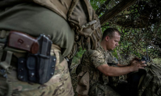 Un militaire ukrainien pilote un drone